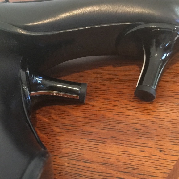 CHANEL Black Leather Cap Toe Bow Low Heel Pumps size EU 38 US 7.5 - Picture 11 of 16